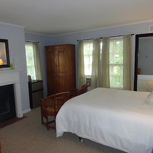 Queen Bed Room 7